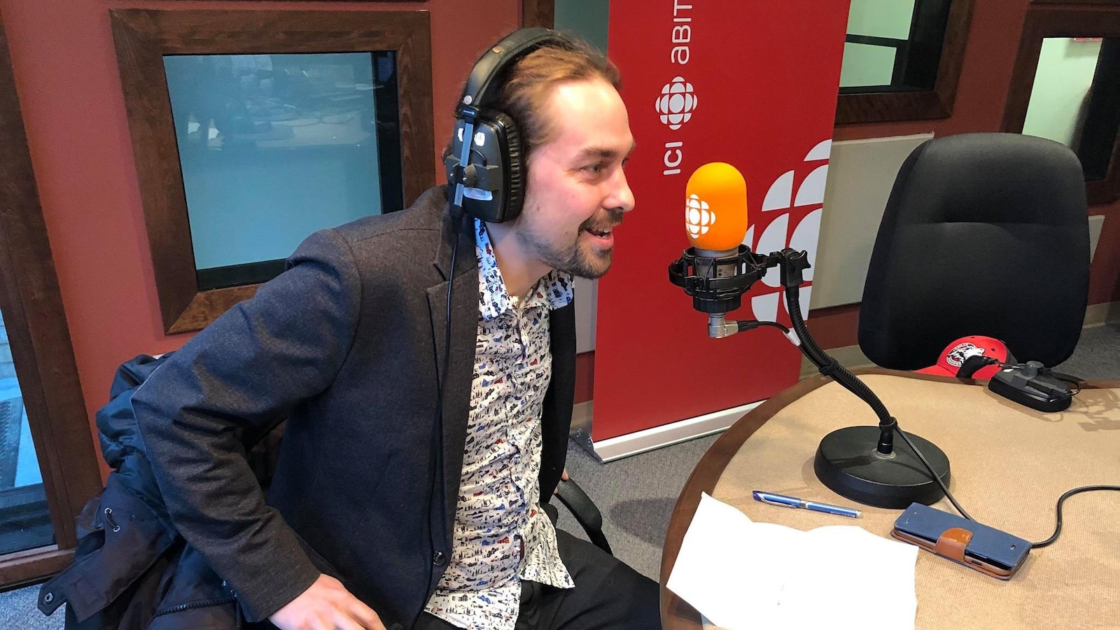Sébastien Lemire se lance en politique. Il en fait l'annonce dans les studios de Radio-Canada en Abitibi-Témiscamingue.