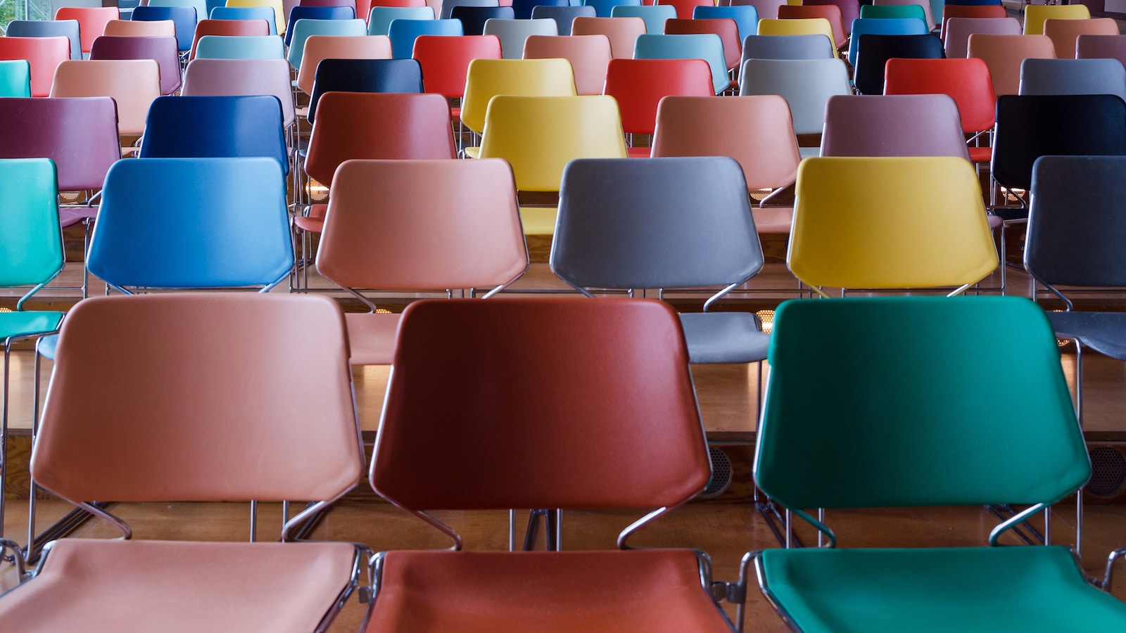 Des chaises colorées dans une salle de classe