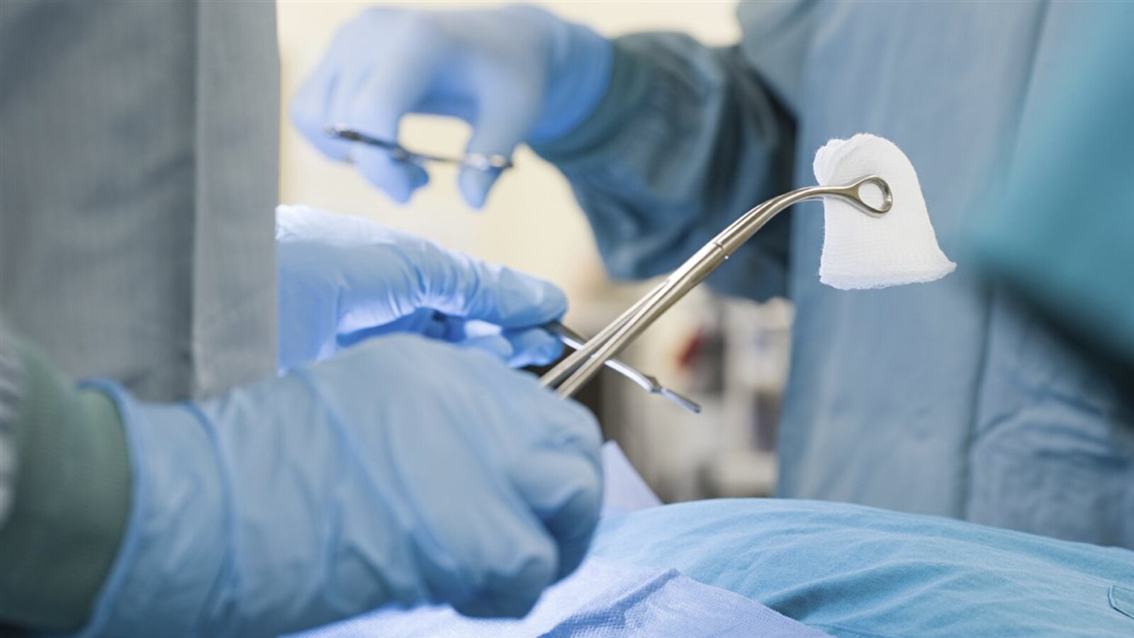 Équipe médicale s'affairant à une chirurgie.