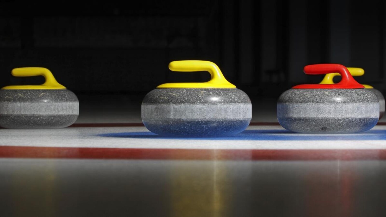 Quatre pierres sont vues au ras de la glace