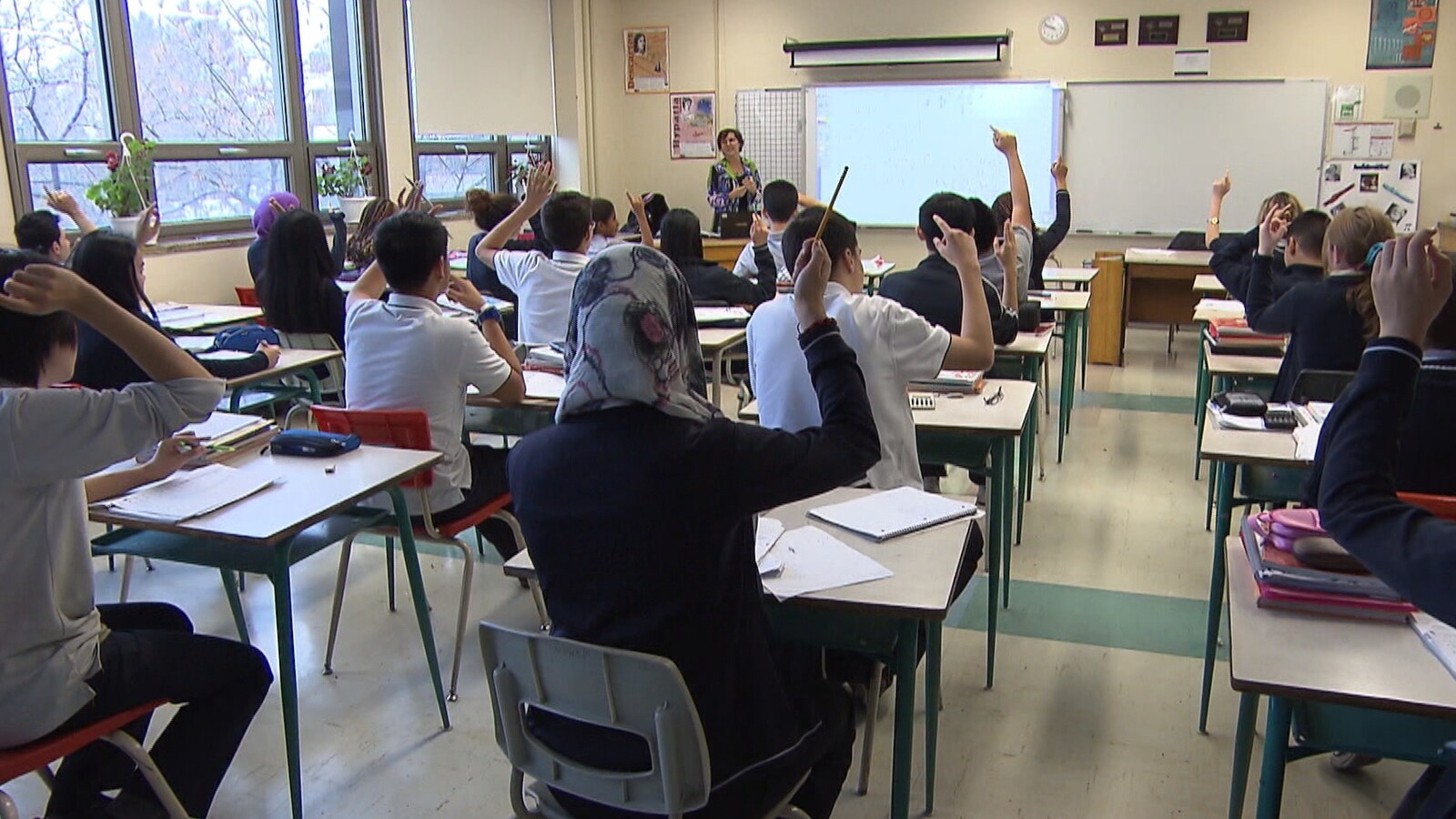 Photographie prise dans une classe avec des adolescents.