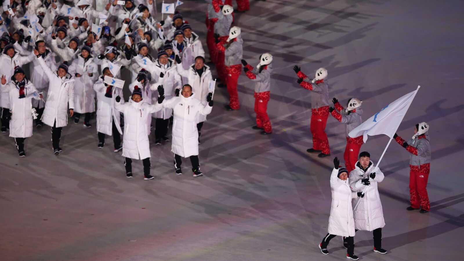 Elles défilent dans le stade.
