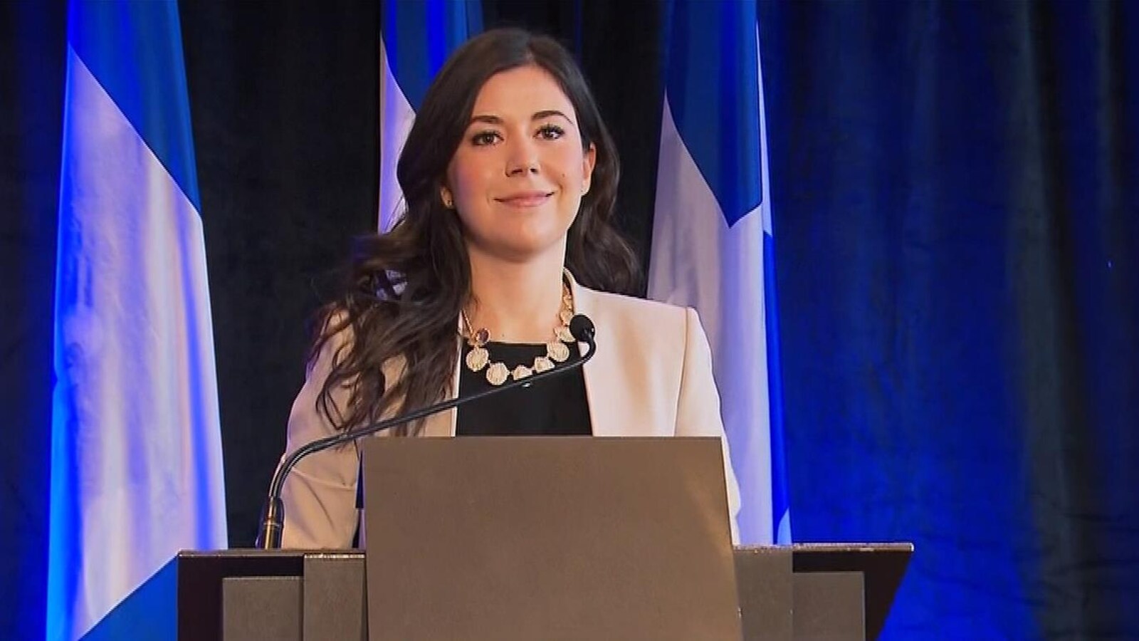 Catherine Fournier devant un lutrin.