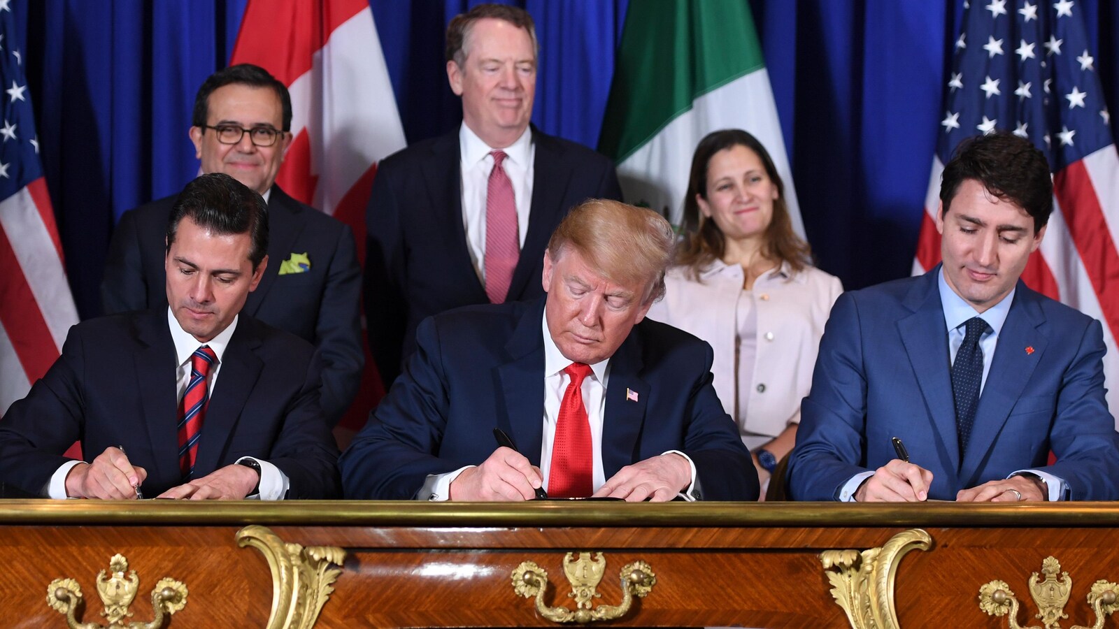 La signature du nouvel Accord Canada-États-Unis-Mexique (ACEUM) s’est faite, à Buenos Aires en Argentine, en présence du président du Mexique Enrique Pena Nieto (à gauche), du président des États-Unis Donald Trump (au centre) et du premier ministre du Canada Justin Trudeau (à droite).
