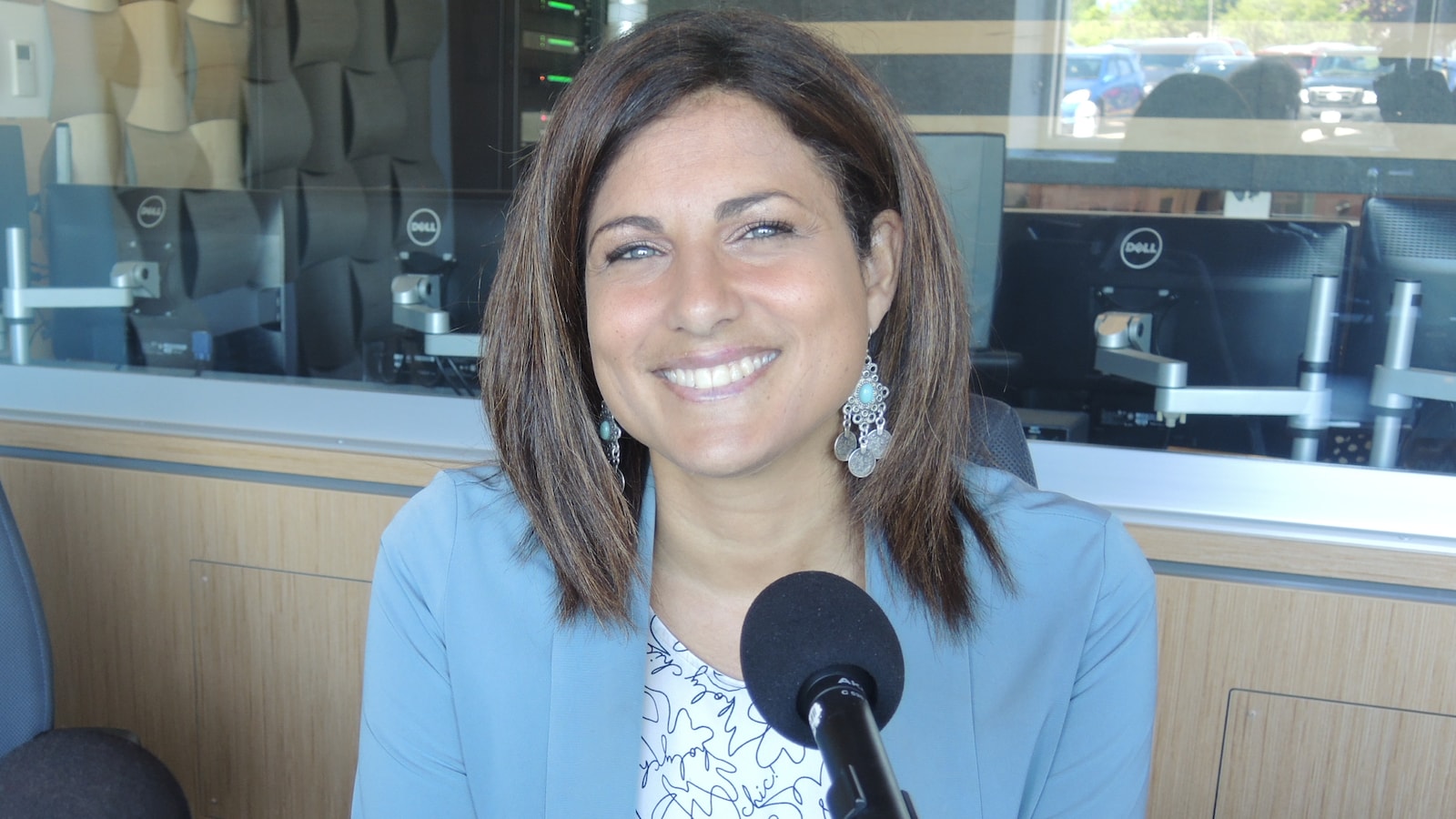 Nadine Duguay-Lemay en entrevue dans les studios de Radio-Canada 