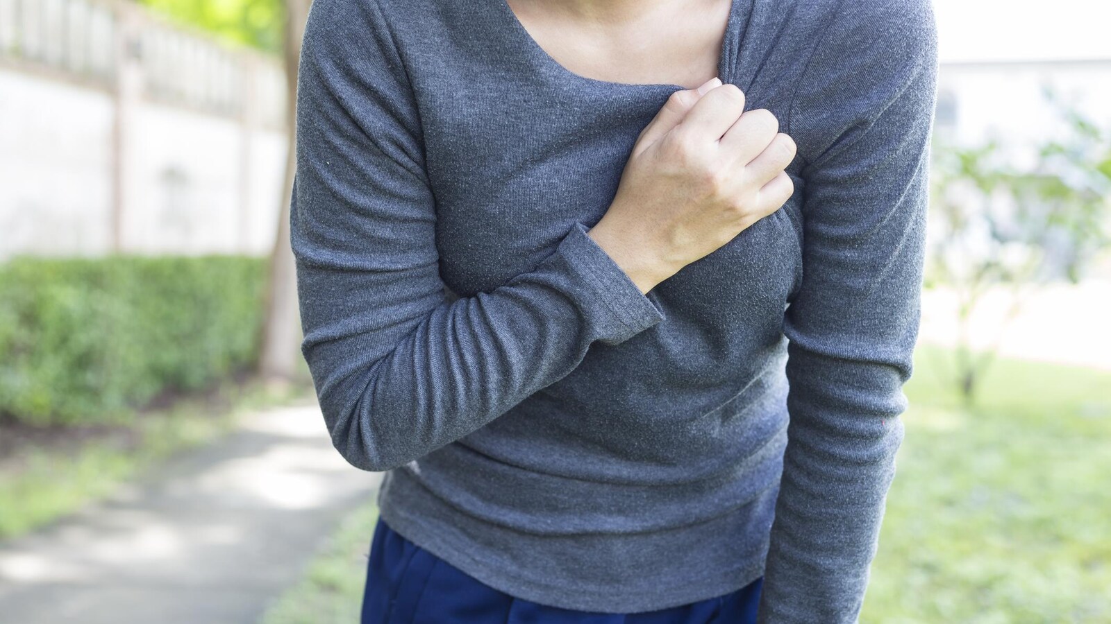 Une femme fait une crise cardiaque.