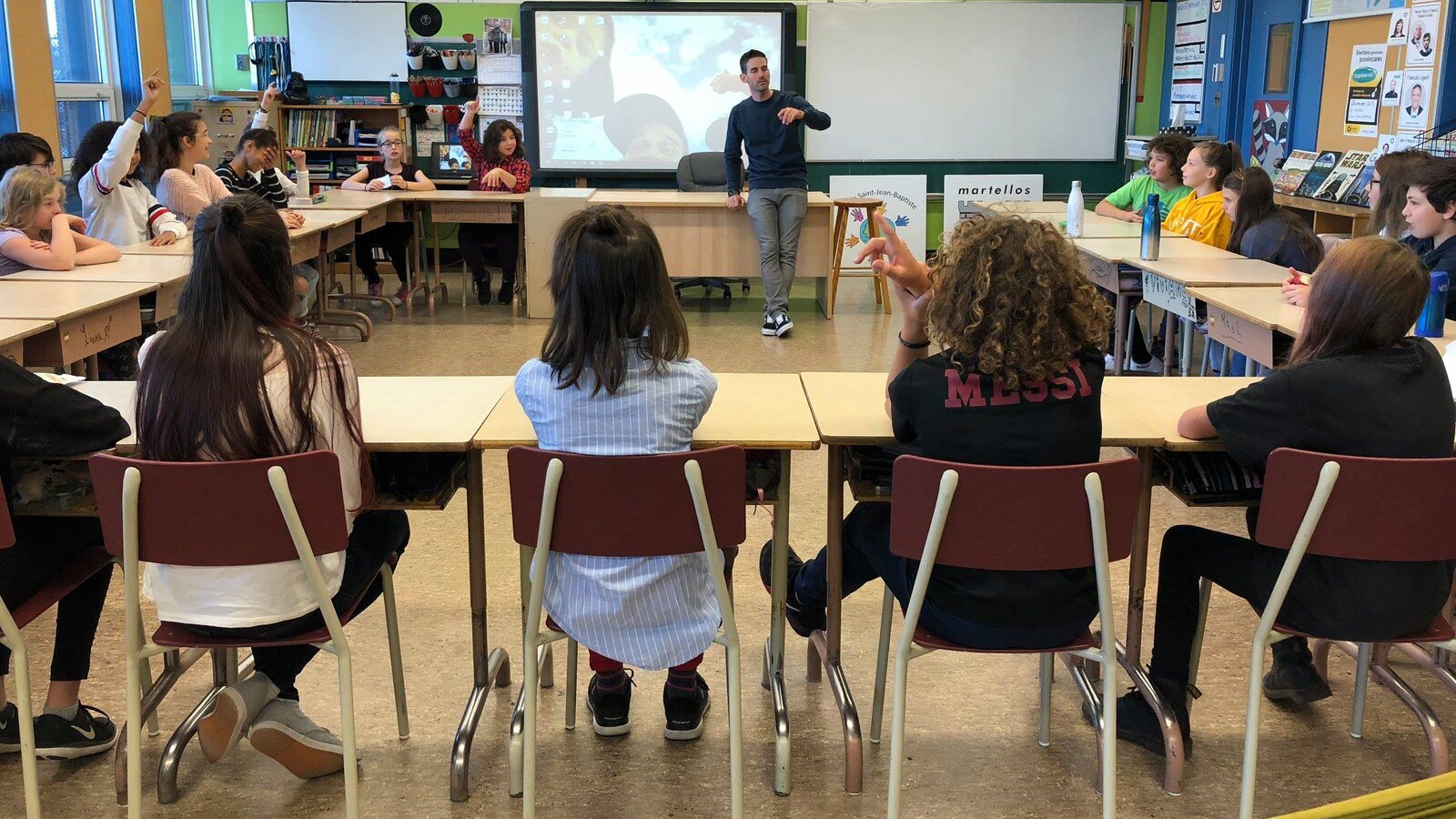 Des élèves de 5e et 6e année en classe avec leur professeur