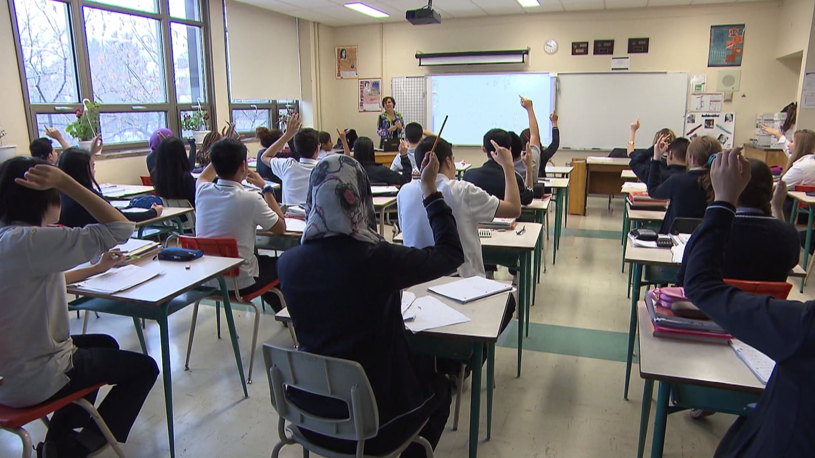 Photographie prise dans une classe avec des adolescents