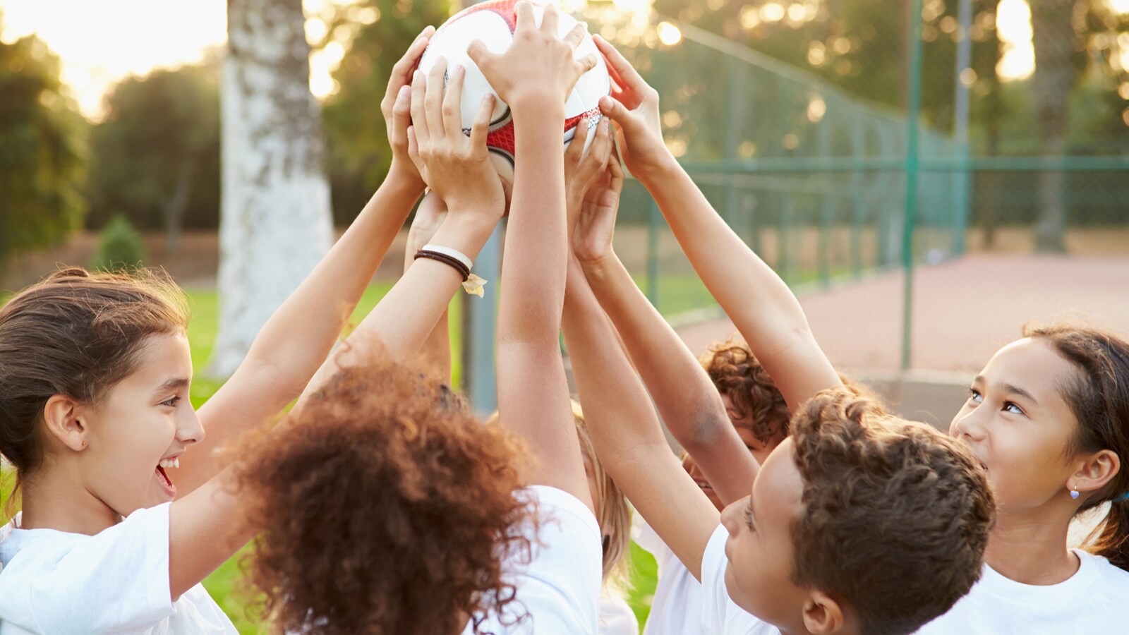 Quelques enfants qui jouent au soccer