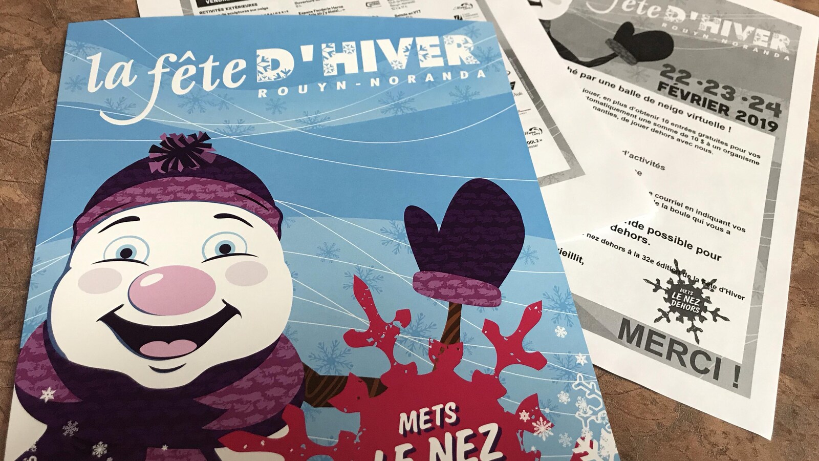Un document aux couleurs de la fête d'hiver de Rouyn-Noranda déposé sur un bureau.