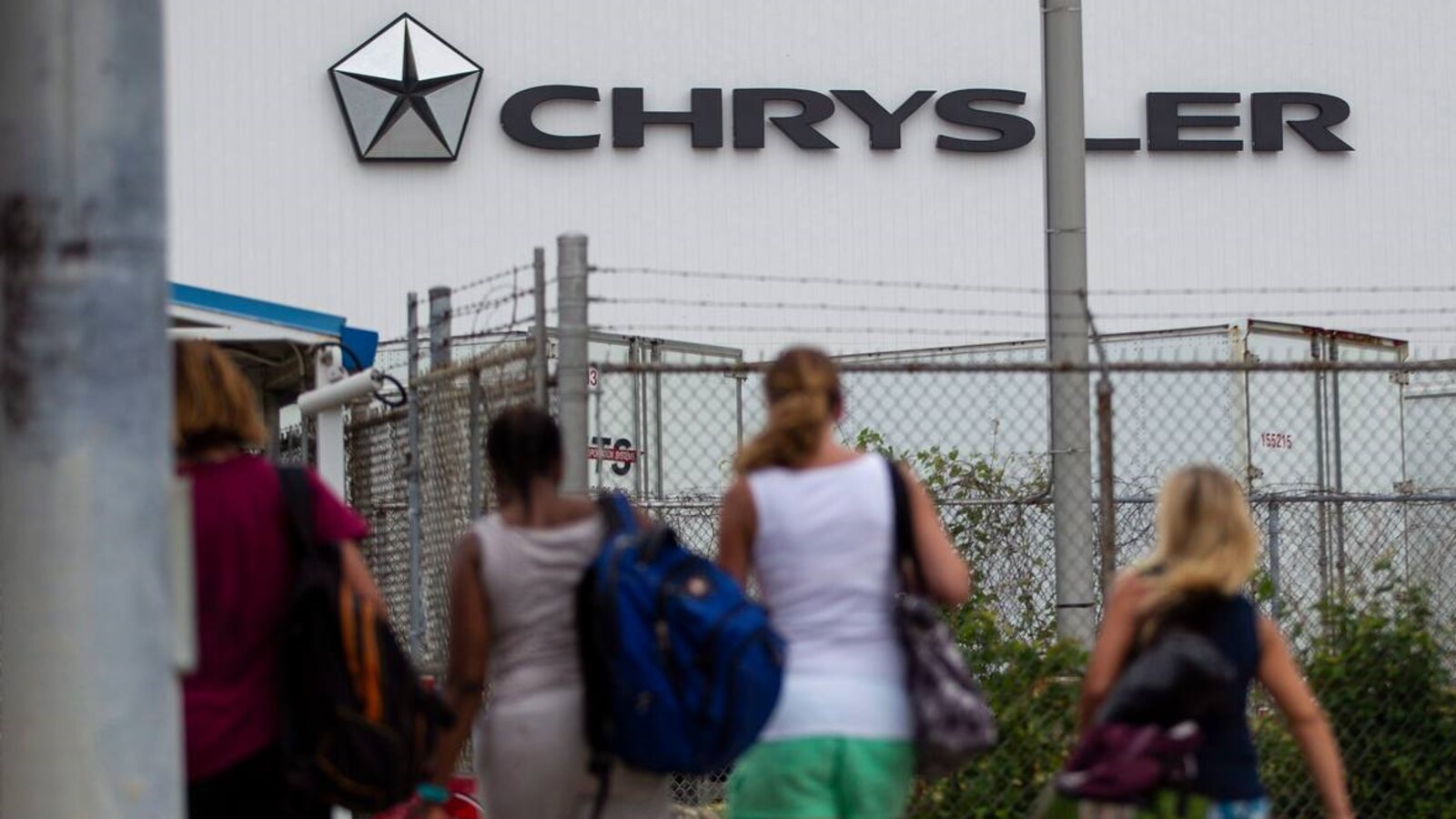 Des travailleurs arrivent à l'usine d'assemblage Fiat Chrysler, à Windsor