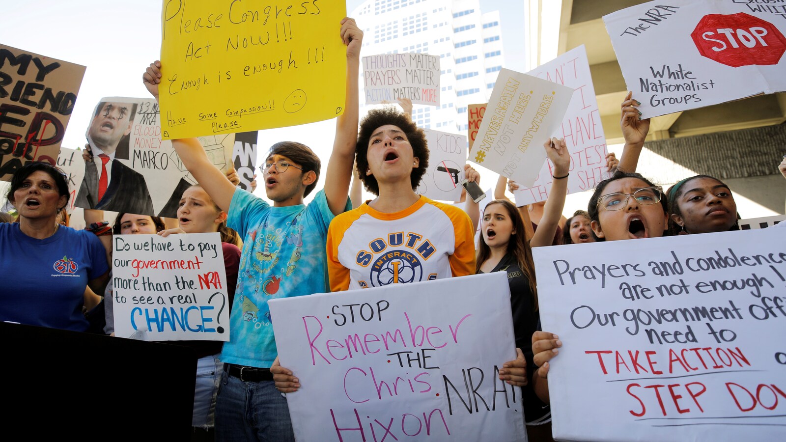 Des manifestants lors d'un rassemblement contre les armes à Fort Lauderdale