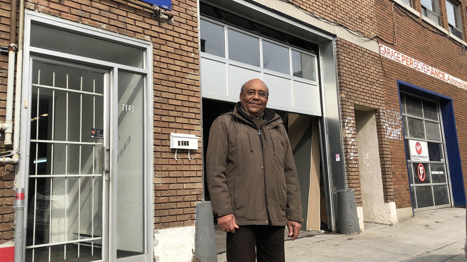 Jean-Marie Blanchard pose devant son atelier mécanique, récemment déménagé dans le quartier Rosemont-La Petite-Patrie.