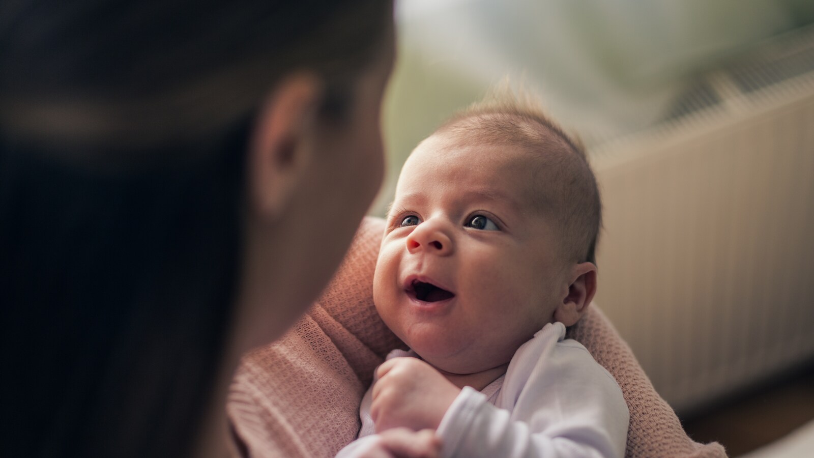 Un mère tient son bébé dans ses bras.