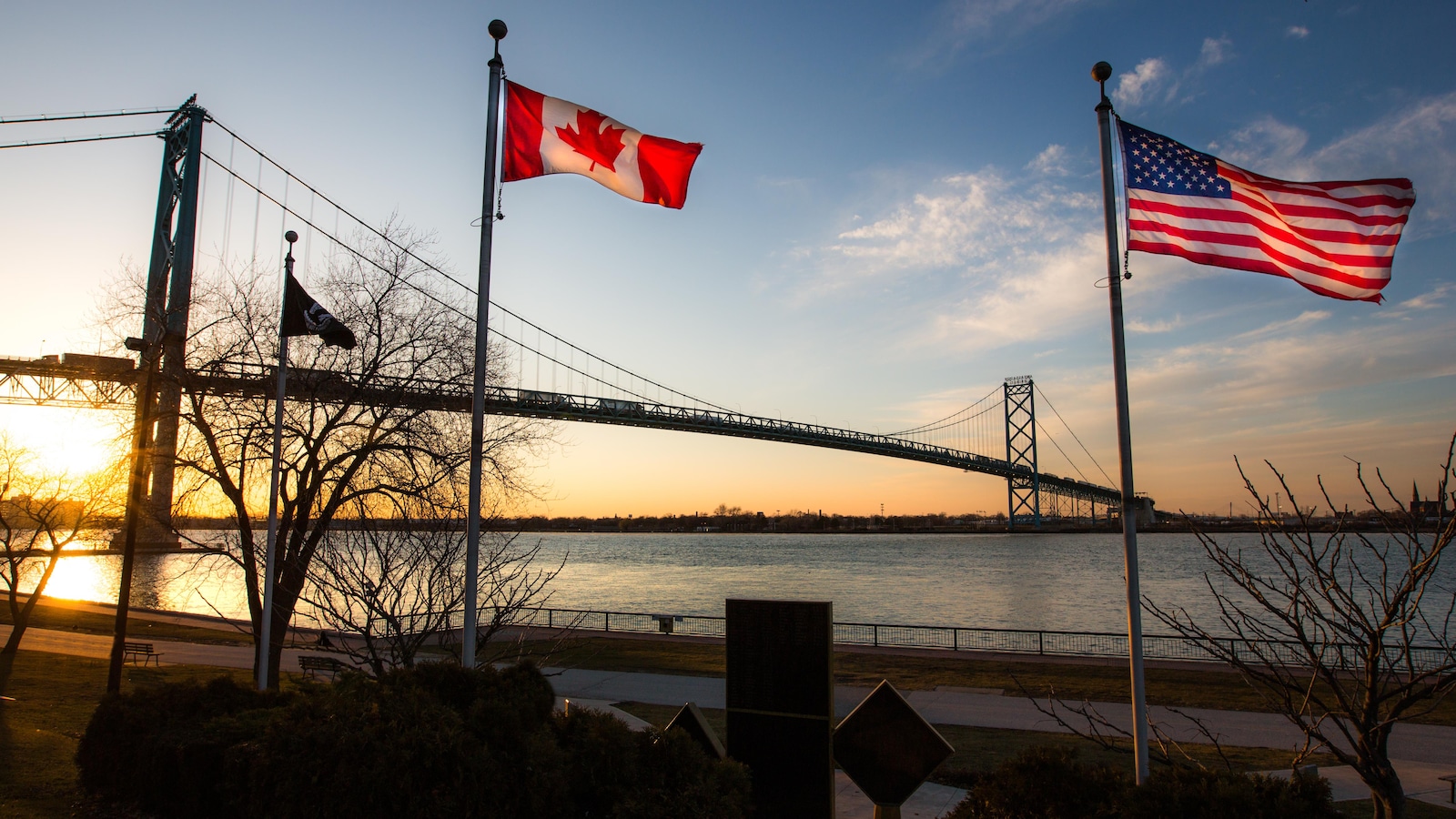Le pont Ambassadeur relie les villes de Windsor en Ontario et de Détroit au Michigan.