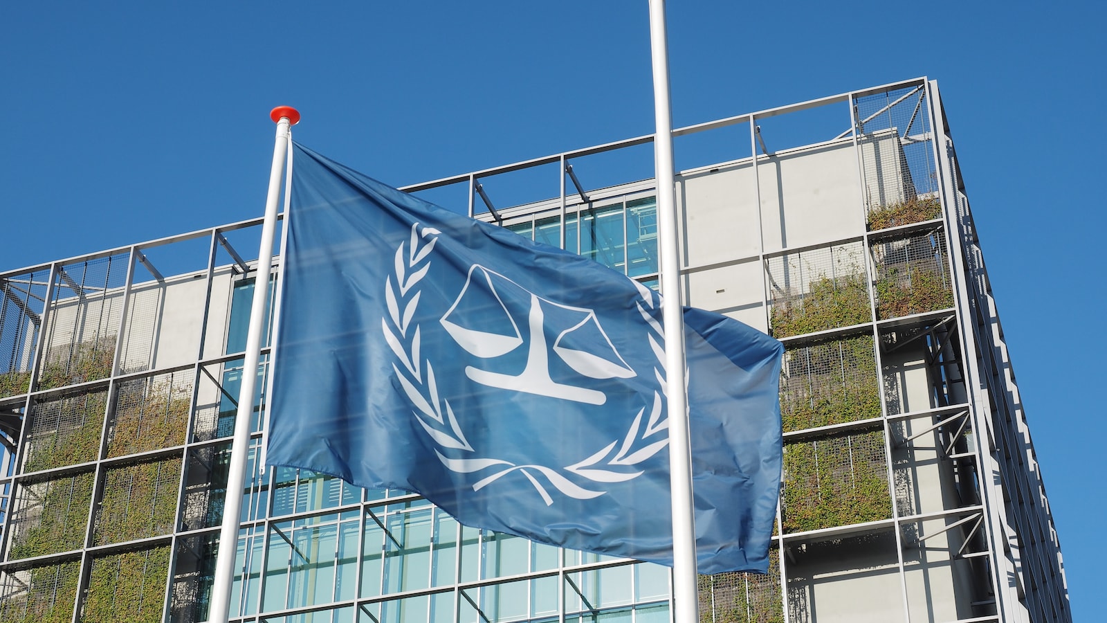 Le drapeau et l'Ã©difice de la Cour pÃ©nale internationale Ã  La Haye au Pays-Bas.