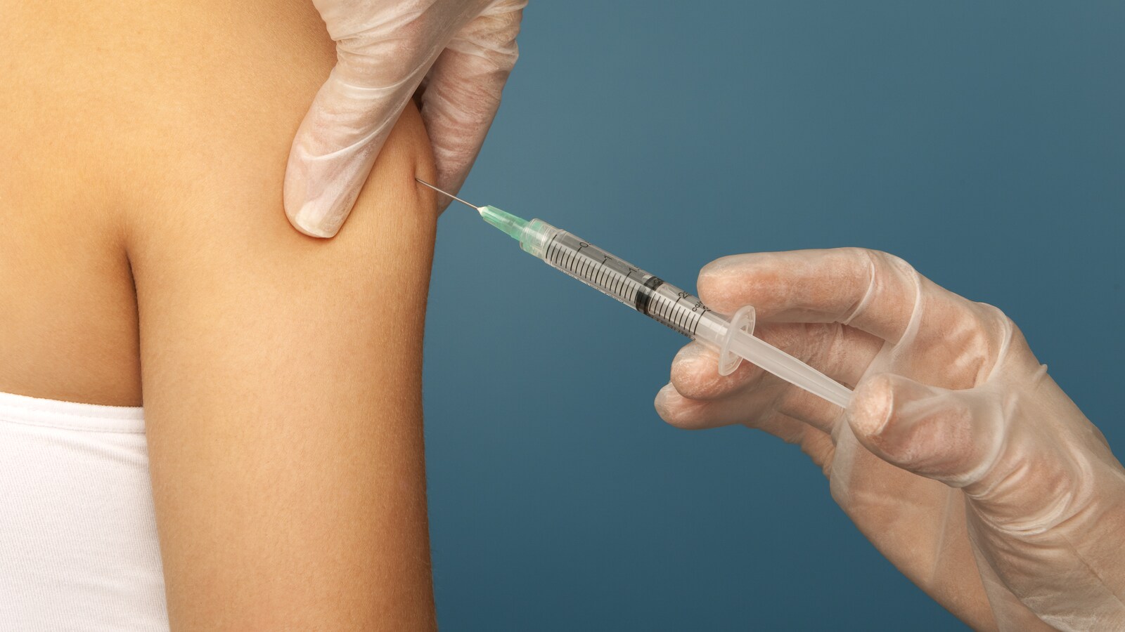 Une personne se fait vacciner.