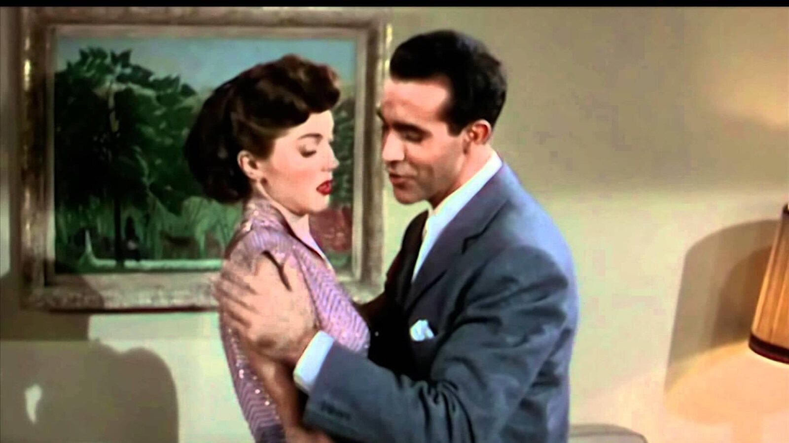 Ricardo Montalban tient les épaules d'Esther Williams, qui semble vouloir reculer.