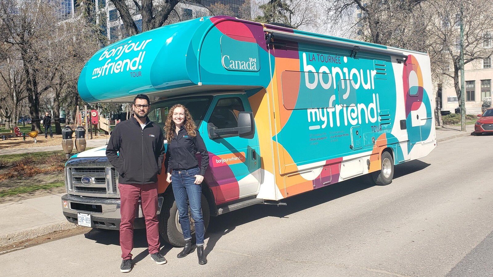 Shaunpal Jandu et Laura Lussier, ambassadeurs de bonjour my friend devant leur autobus