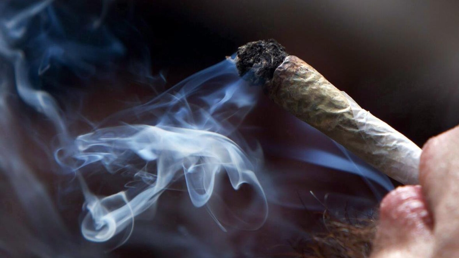 Une personne fume du cannabis.