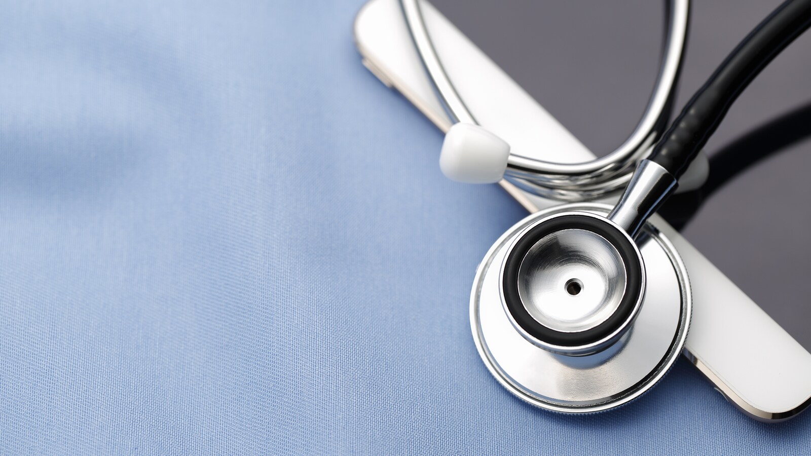 Un stéthoscope posé sur un iPad