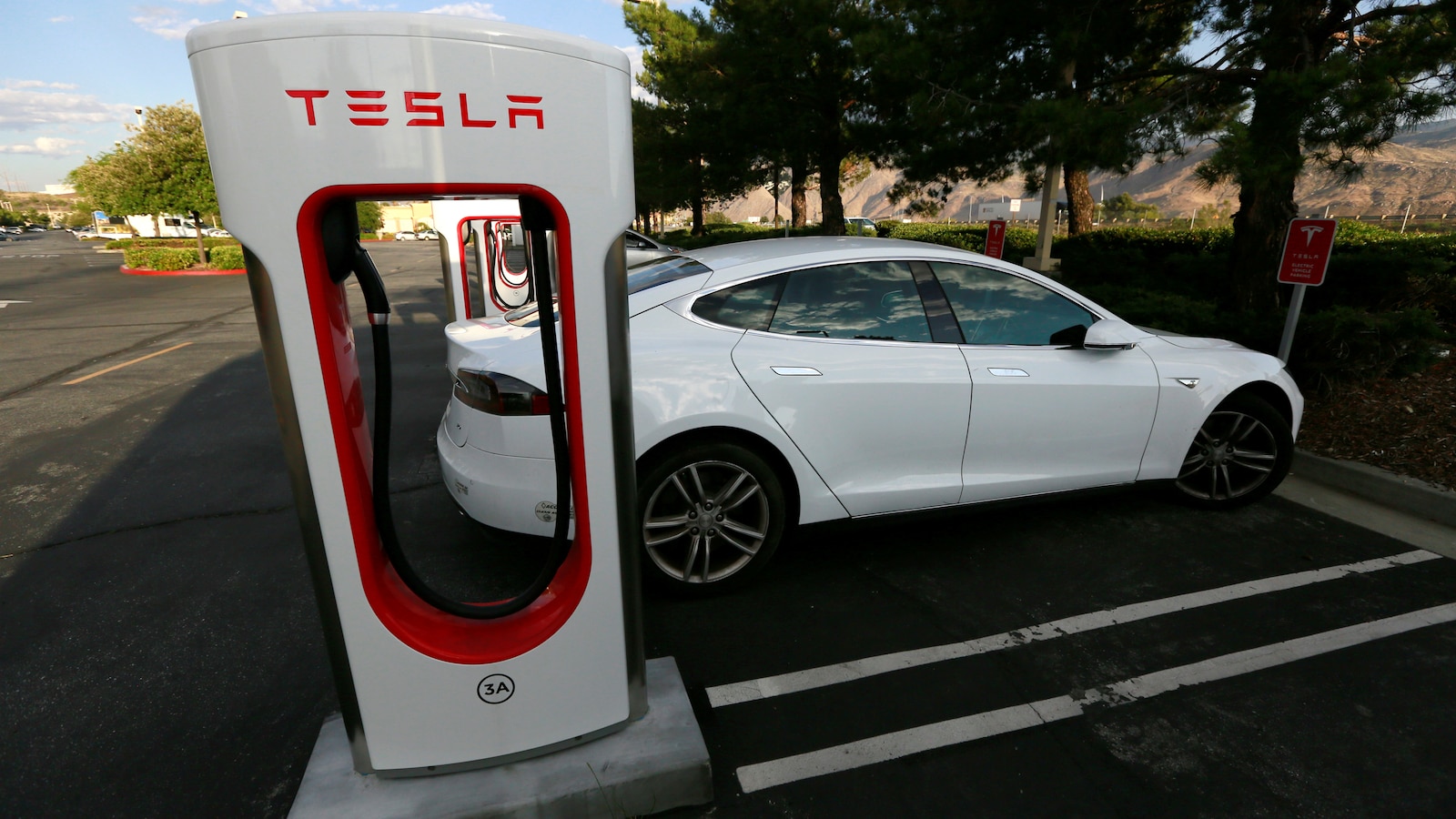 Une borne de recharge Tesla.
