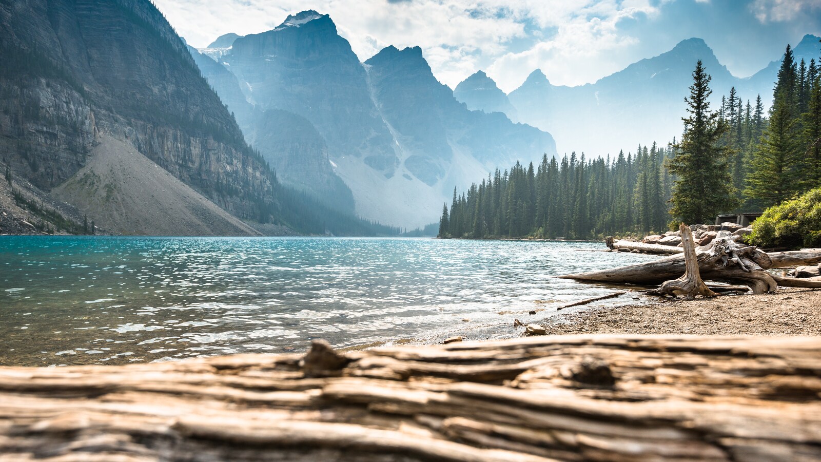 Le Lac Moraine vu à partir de la rive. En arrière-plan, chaîne de montagnes.
