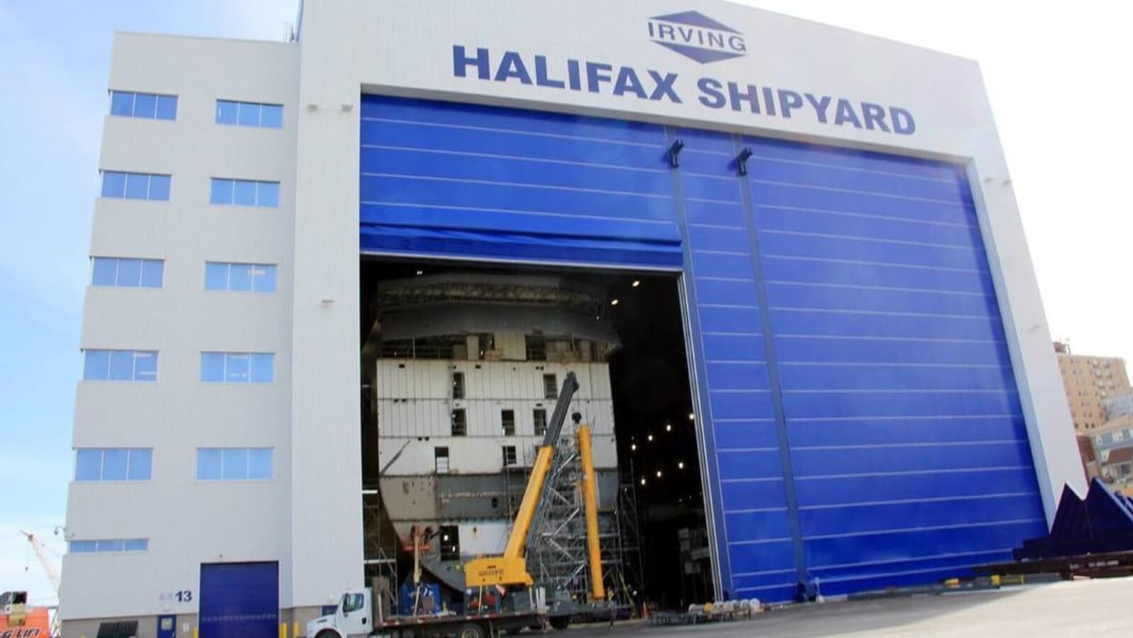 Vue de côté de l'édifice du chantier naval Irving à Halifax.