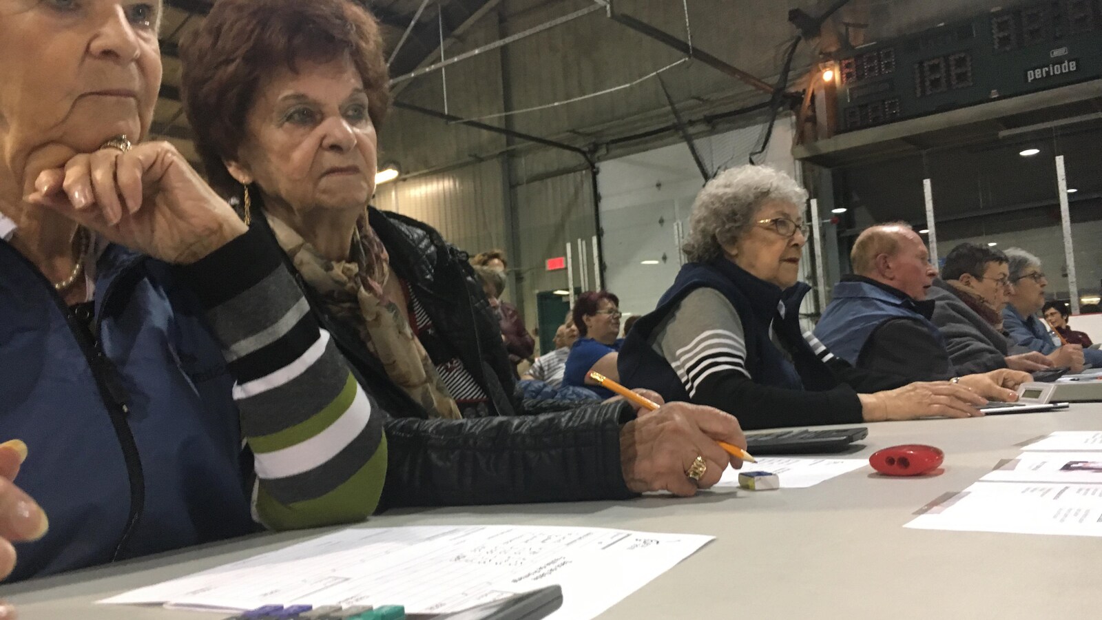 Toutes les joueuses sont concentrées pendant une partie de sacs de sable.