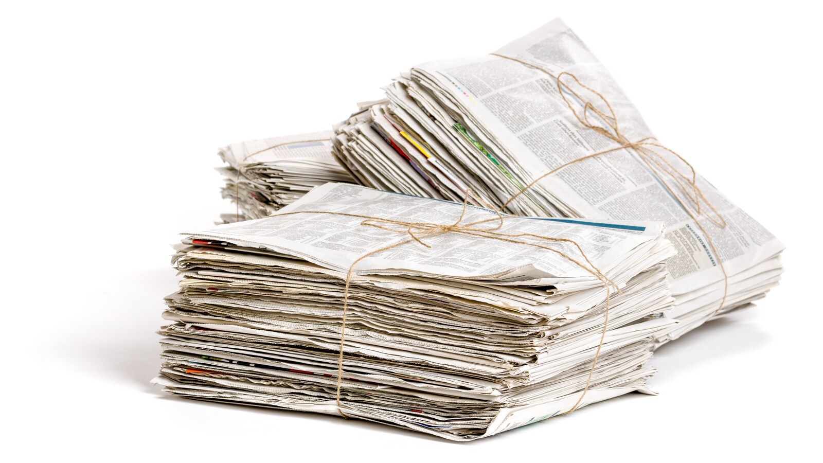 Trois piles de journaux