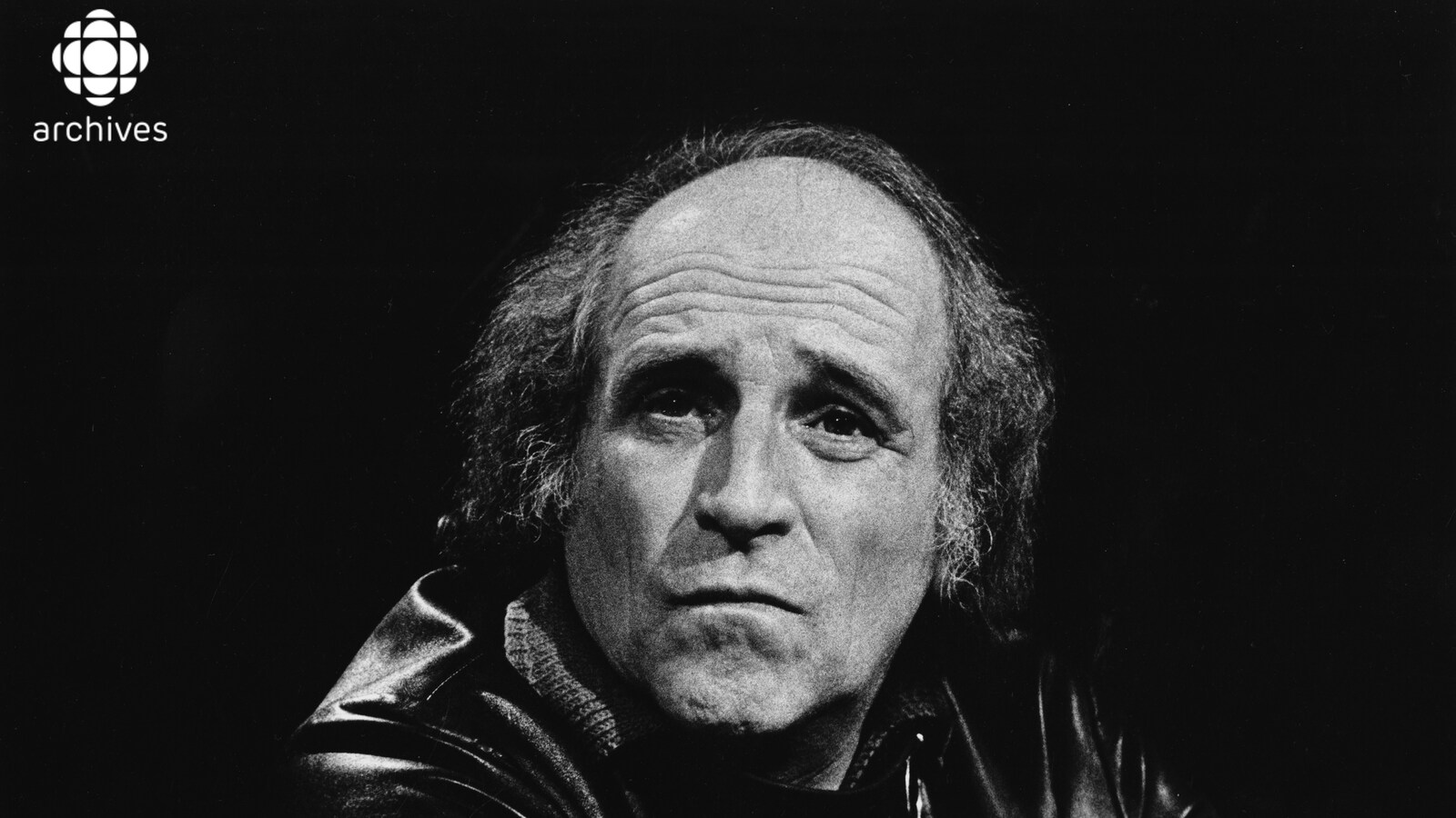 Le chanteur français Léo Ferré vêtu d'un blouson noir.