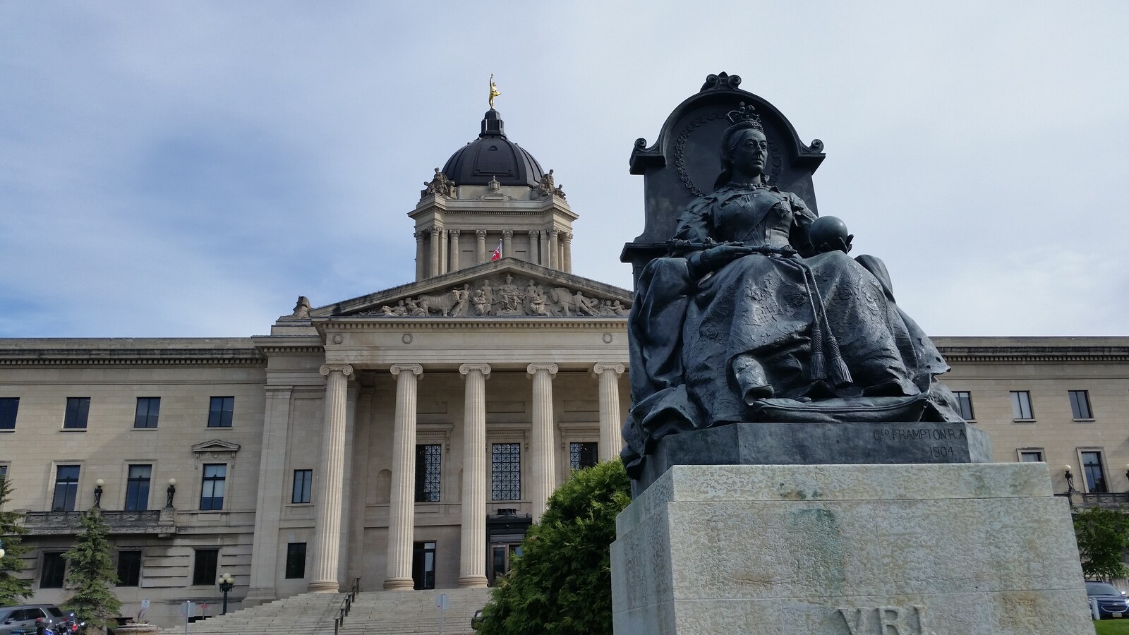 Une statue de la reine Victoria veille devant l'assemblée législative du Manitoba.