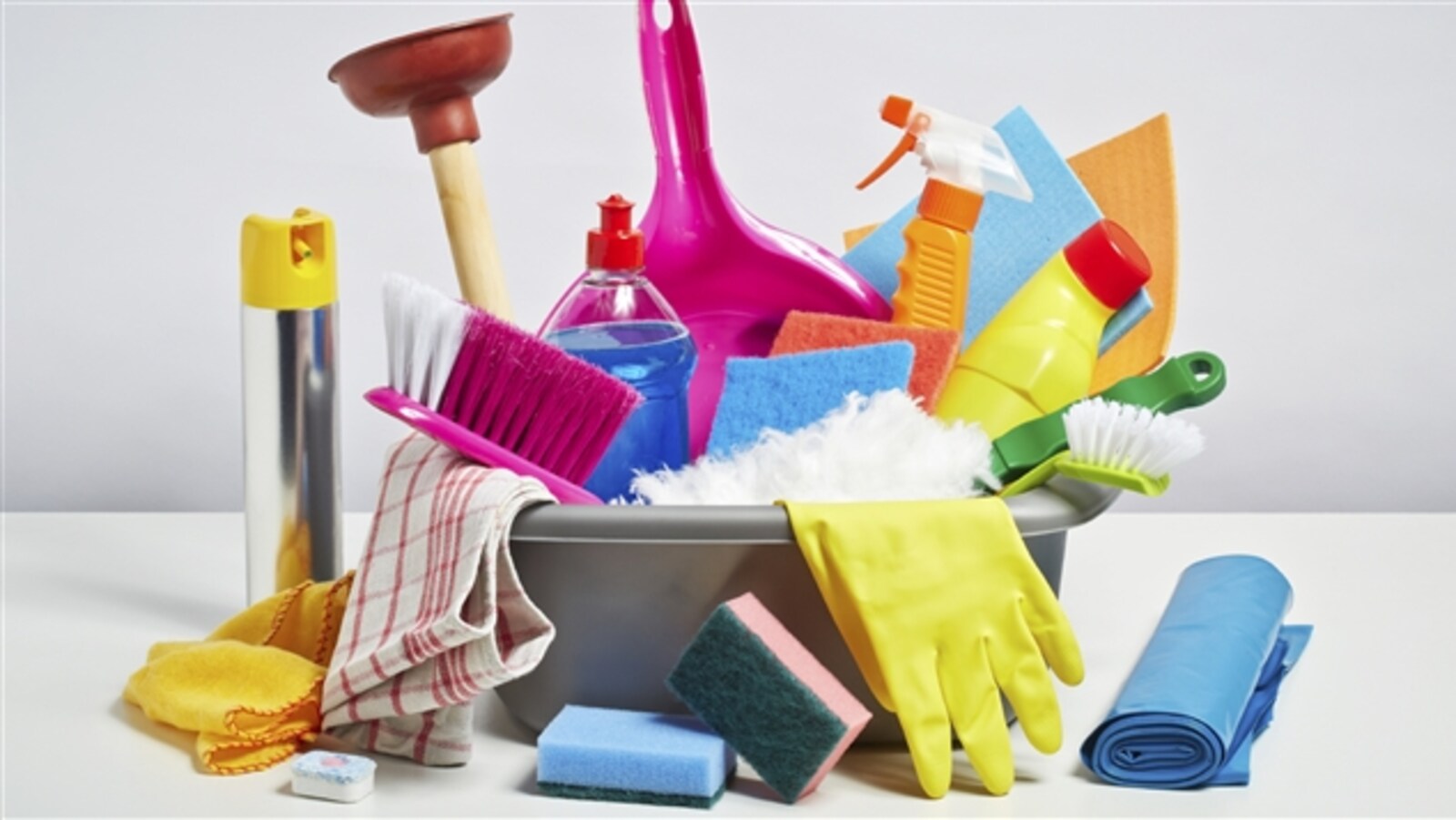 Produits ménagers, brosses, gants, éponges