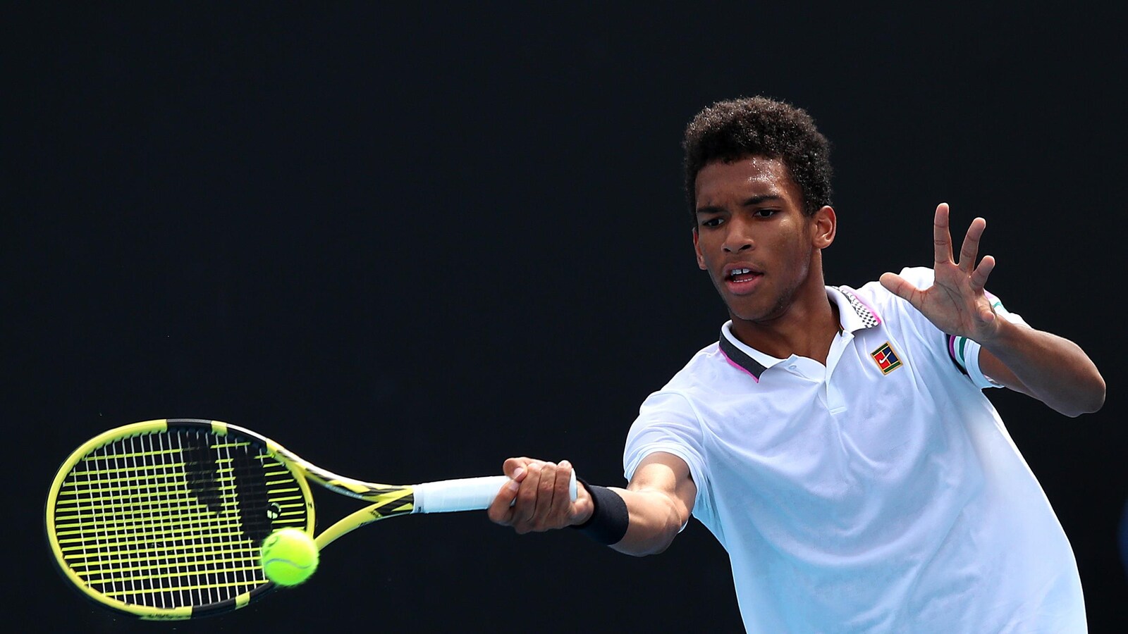 Félix Auger-Aliassime renvoie la balle à son adversaire Christopher Eubanks au deuxième tour des Internationaux d'Australie.