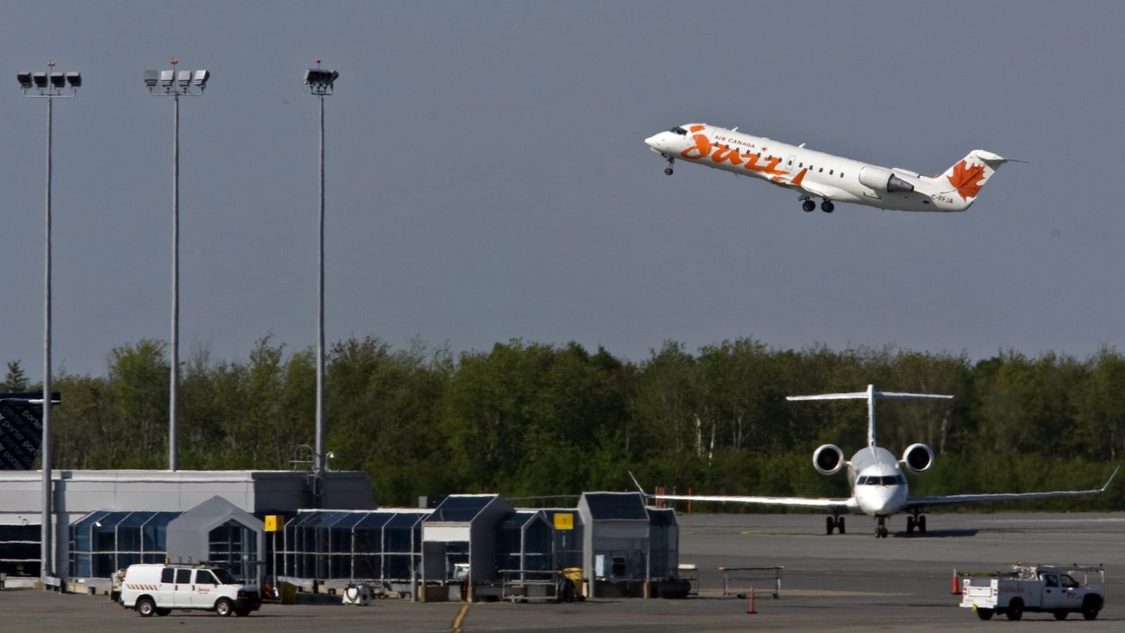 Un avion d'Air Canada Jazz décolle de l'aéroport de Halifax, en 2010