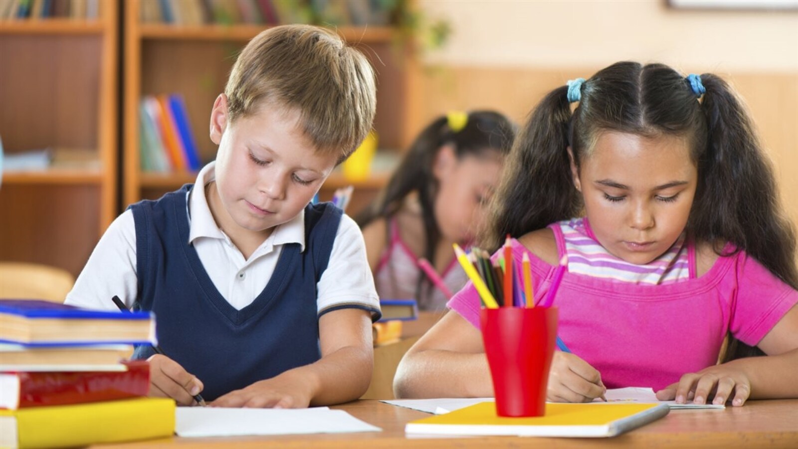 Un garçon et une fillette à l'école