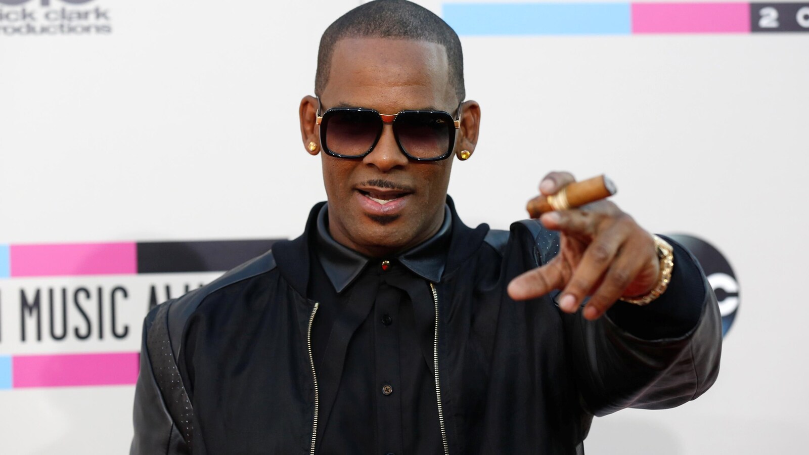 R. Kelly, accusé d'abus sexuels, libérable sous caution R. Kelly, accusé d'abus sexuels, libérable sous caution
