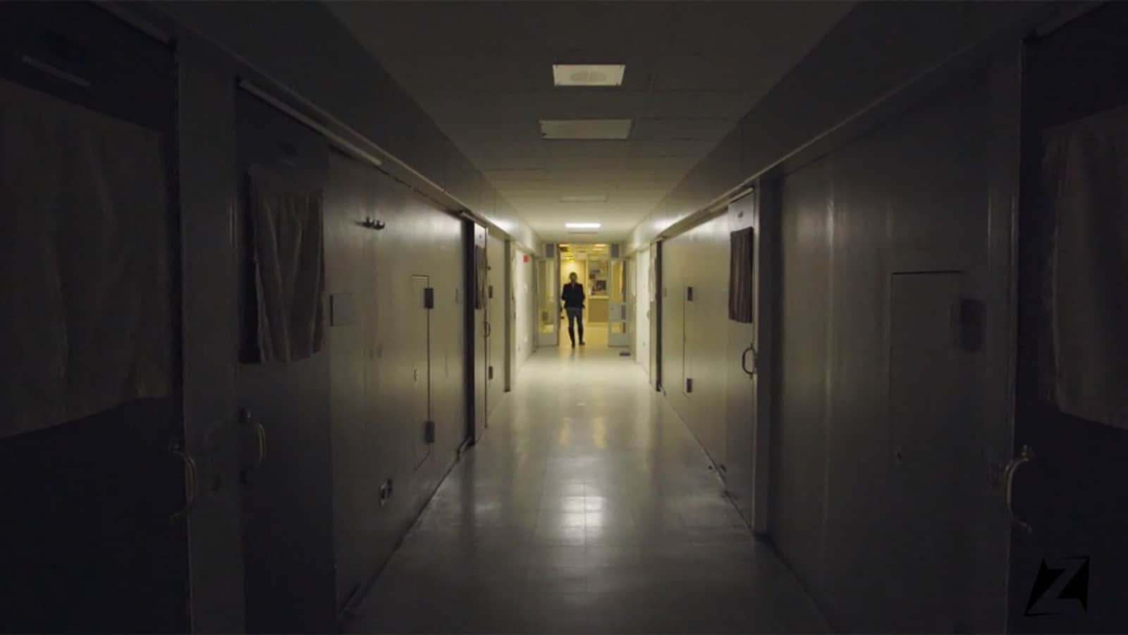 Une personne au loin, dans un hôpital psychiatrique de Montréal.