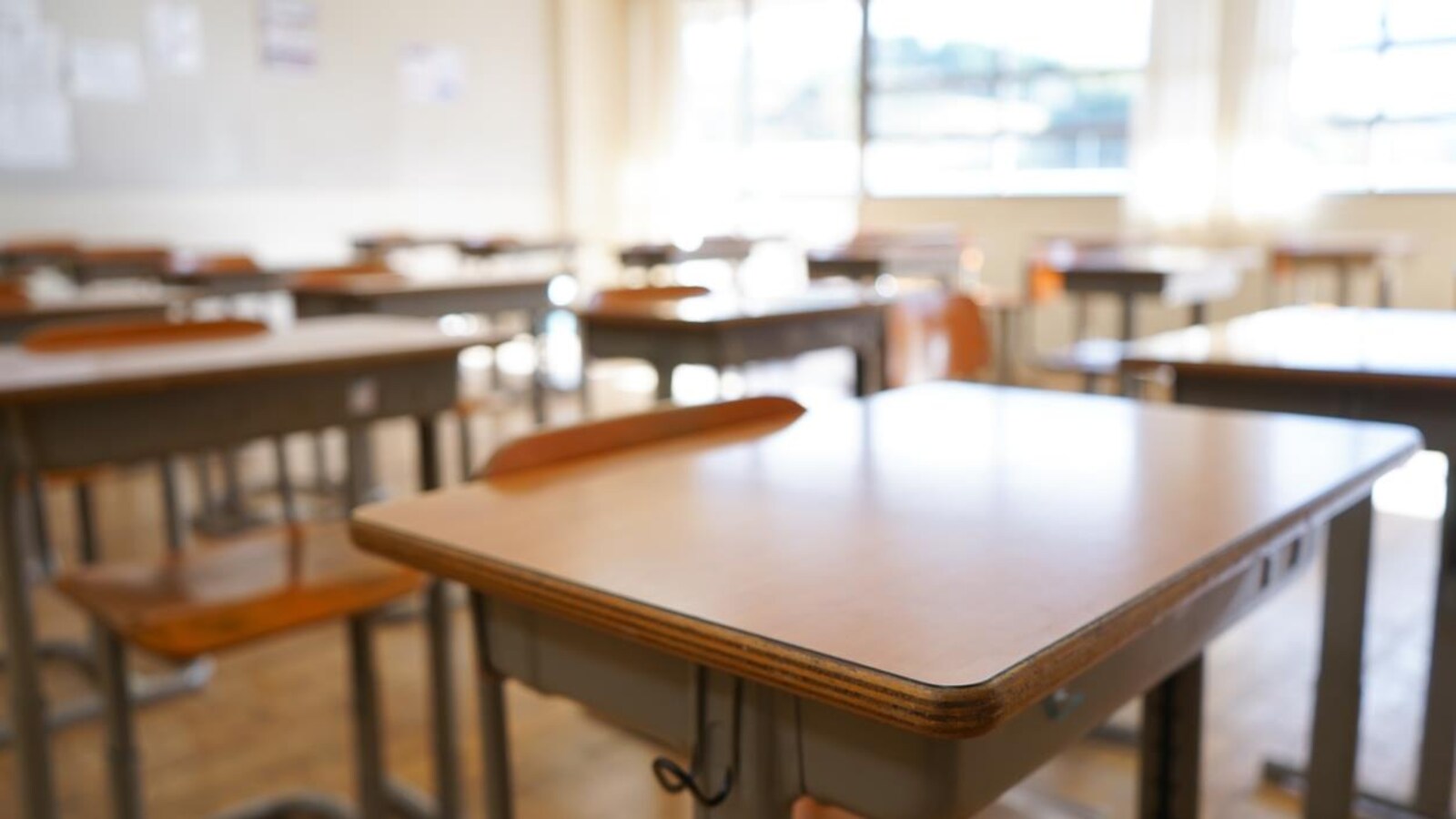 Des pupitres dans une classe d'école vide.