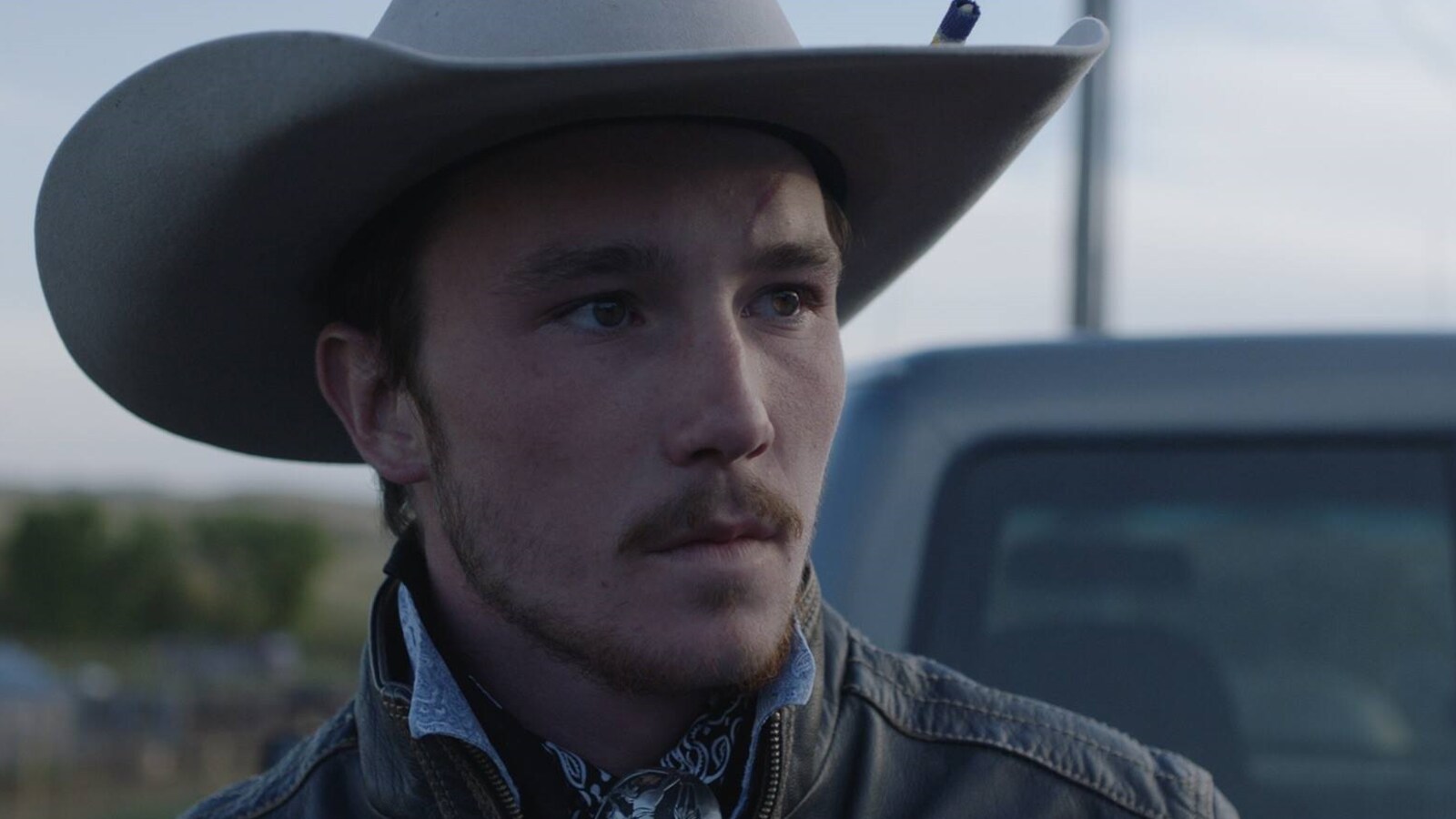 Brady Jandreau regarde au loin dans cette image du film <em>The Rider</em>, de Chloé Zhao.