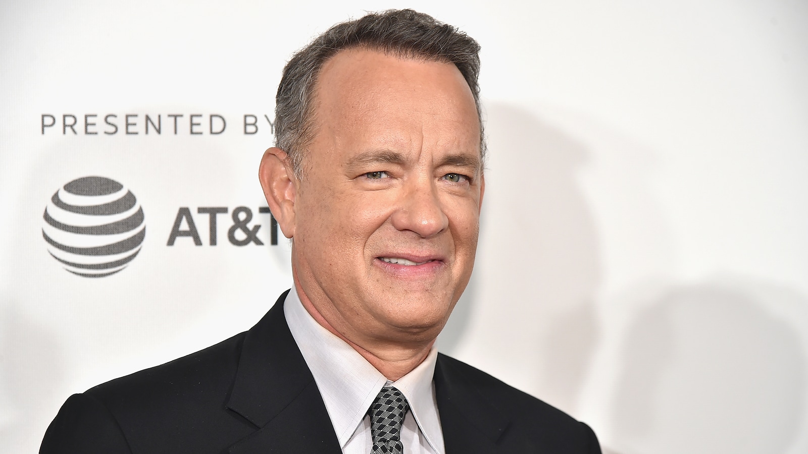 Tom Hanks souriant à la caméra lors de la première du film <i>The Circle</i>