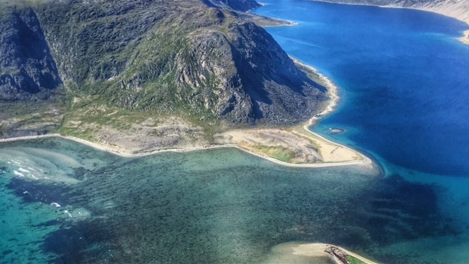 Une montagne près de la mer dans le Parc national des monts Torngat