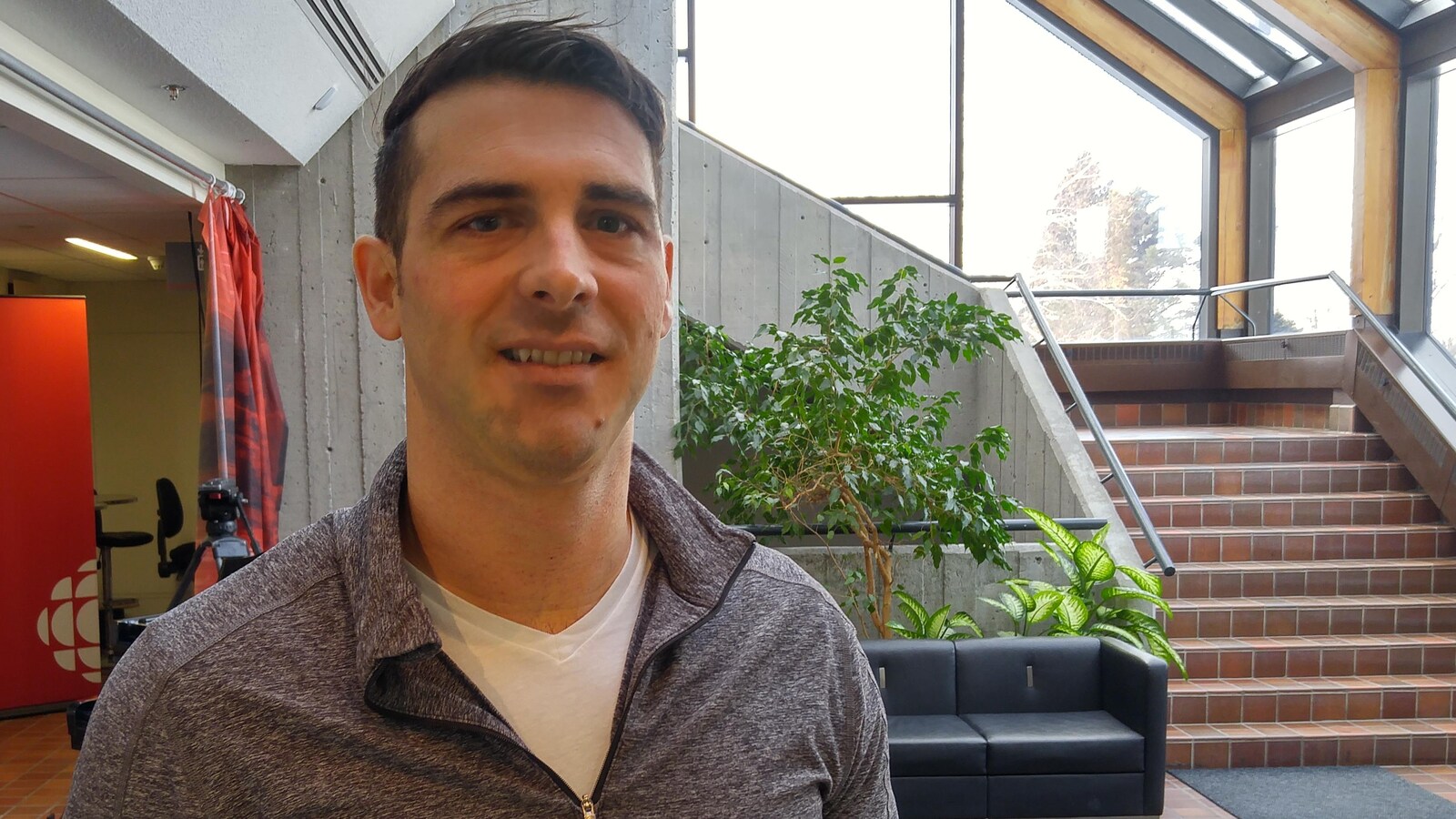 Nicolas Beauchemin dans le hall d'entrée de la maison de Radio-Canada à Saguenay