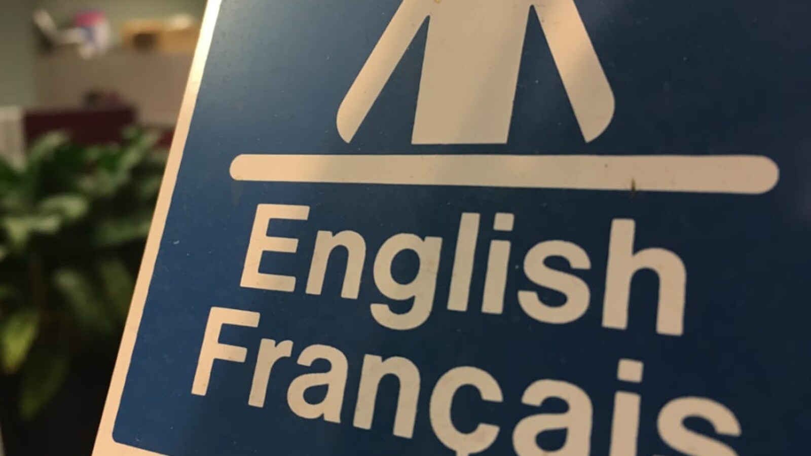 Affiche annonçant des services bilingues
