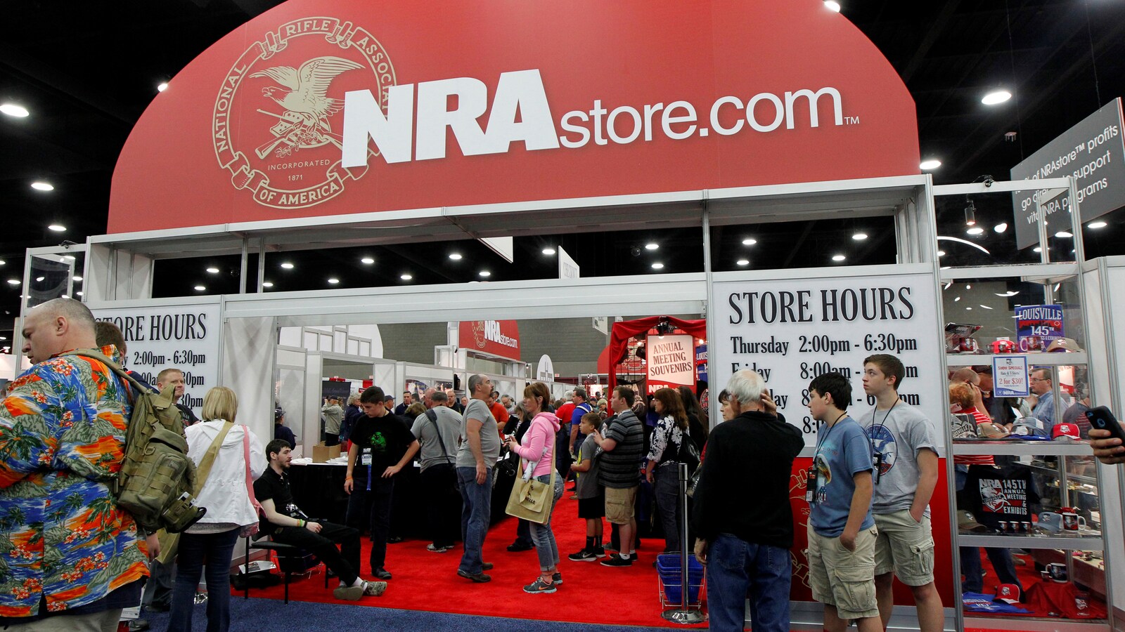 Des membres de la NRA sont devant une boutique de la NRA.