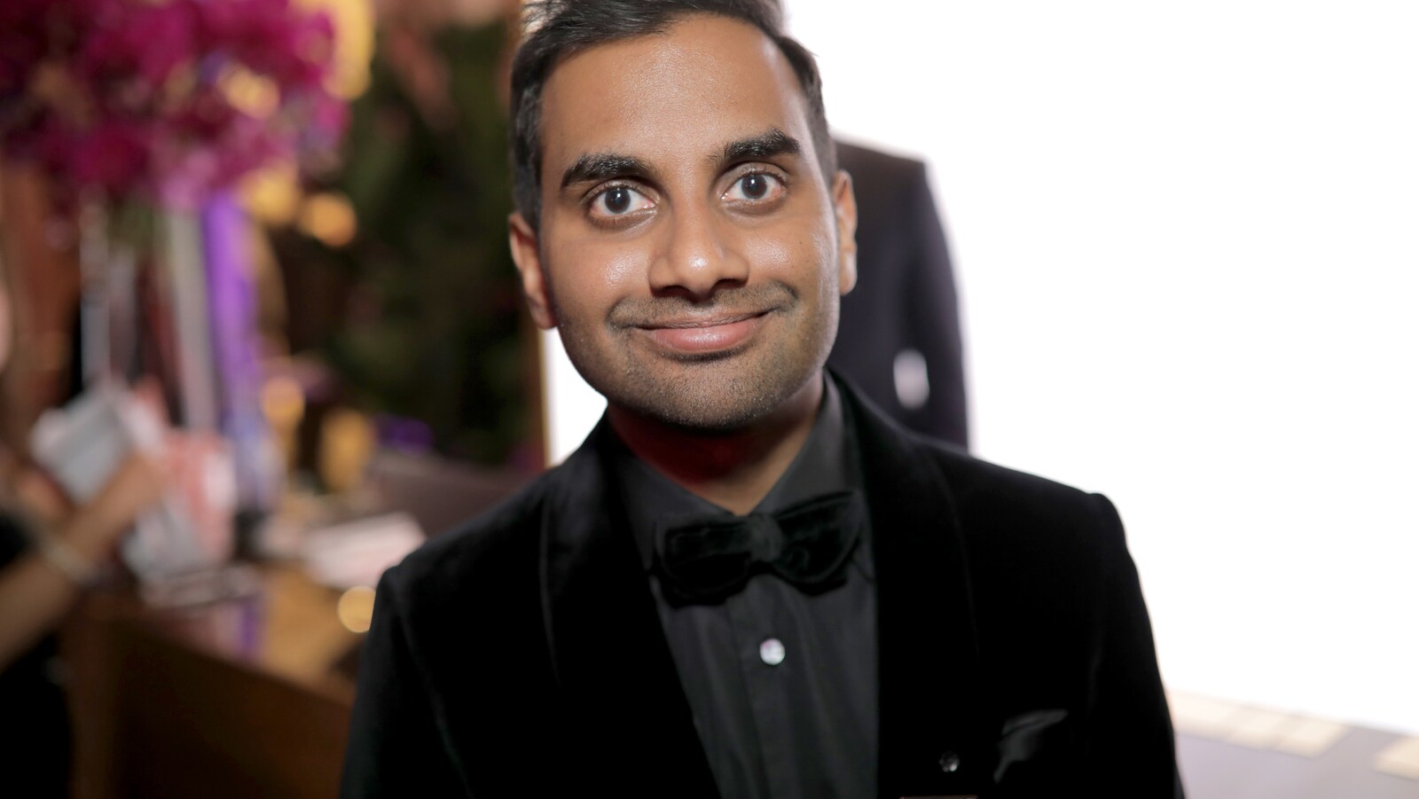 L'acteur et producteur Aziz Ansari porte une épinglette «Time's Up» à la cérémonie des Golden Globes (Photo by Greg Doherty/Getty Images)
