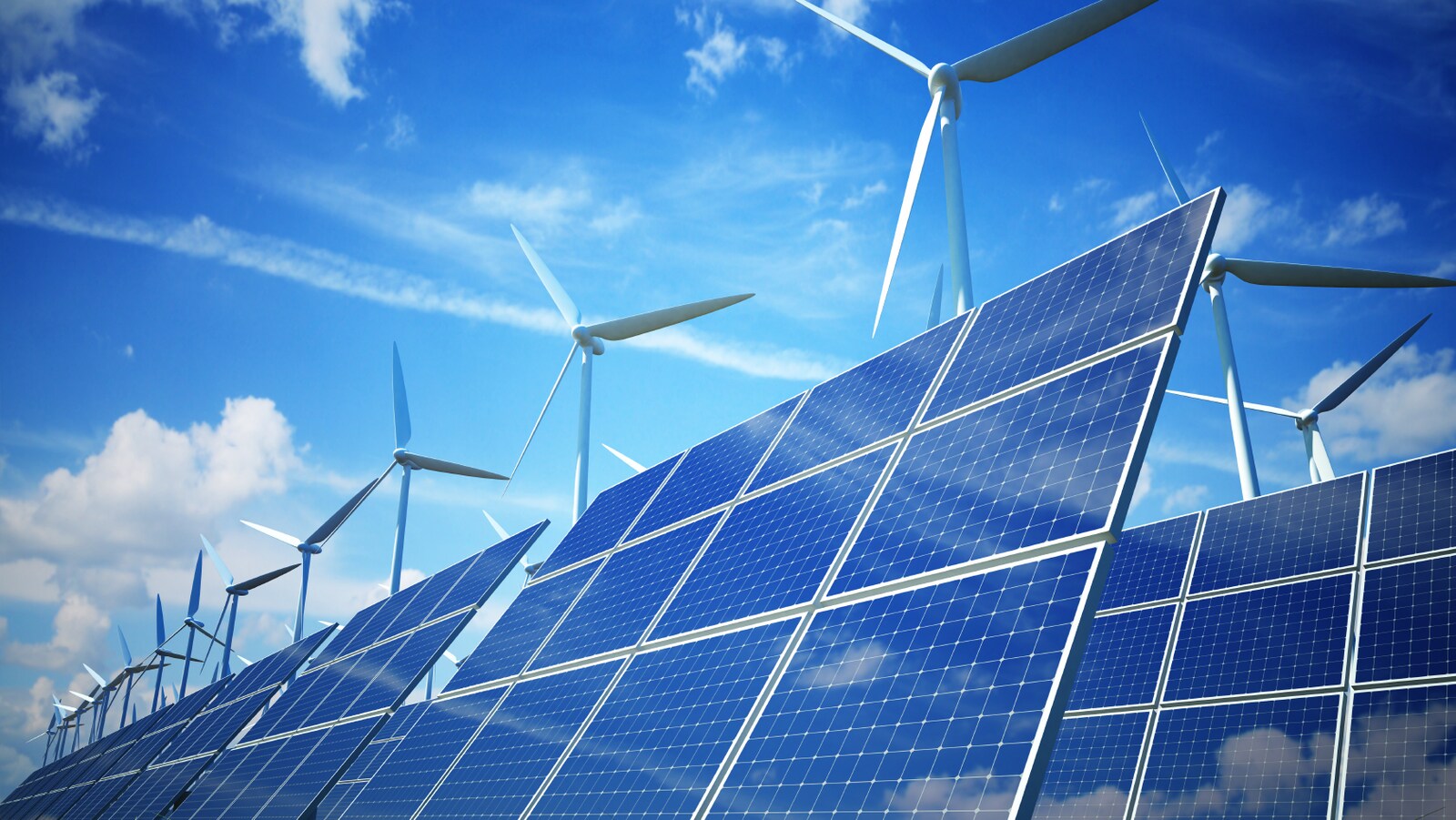 Panneaux solaires et éoliennes sous un ciel bleu.