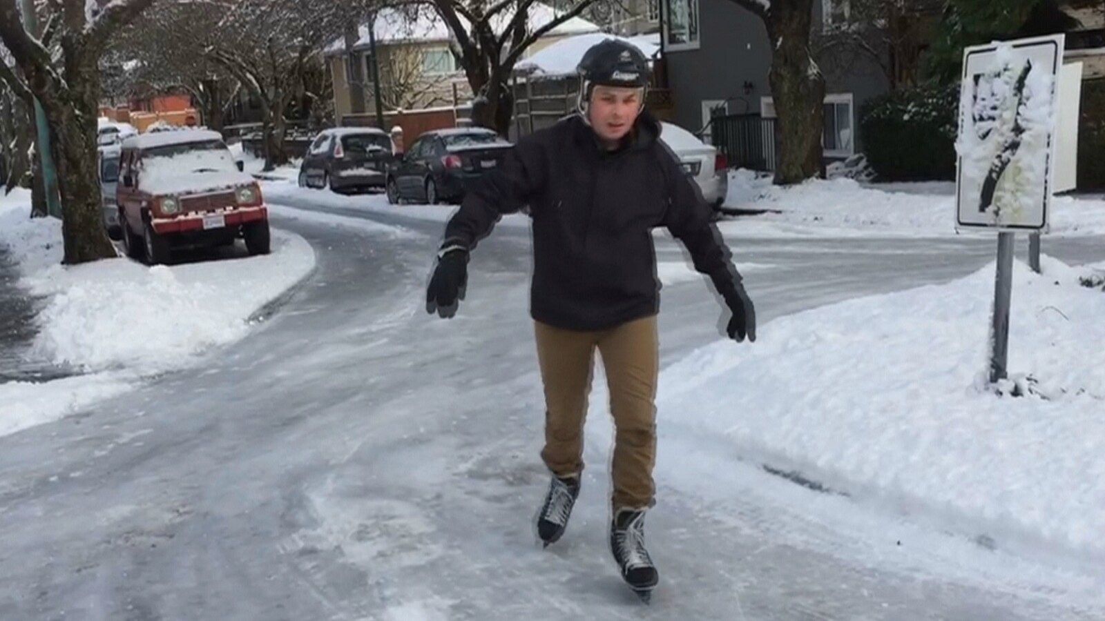 Le résident Sam MacTavish s'est filmer patiner dans la rue Elgin dans l'est de Vancouver le jour de l'An 2017.