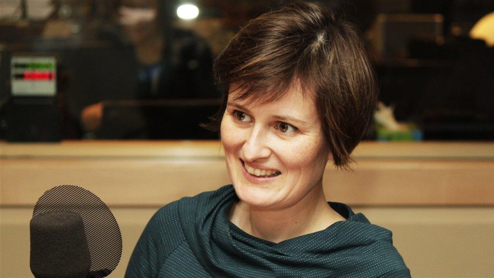 La dramaturge Anne-Marie Olivier en studio, devant un micro.
