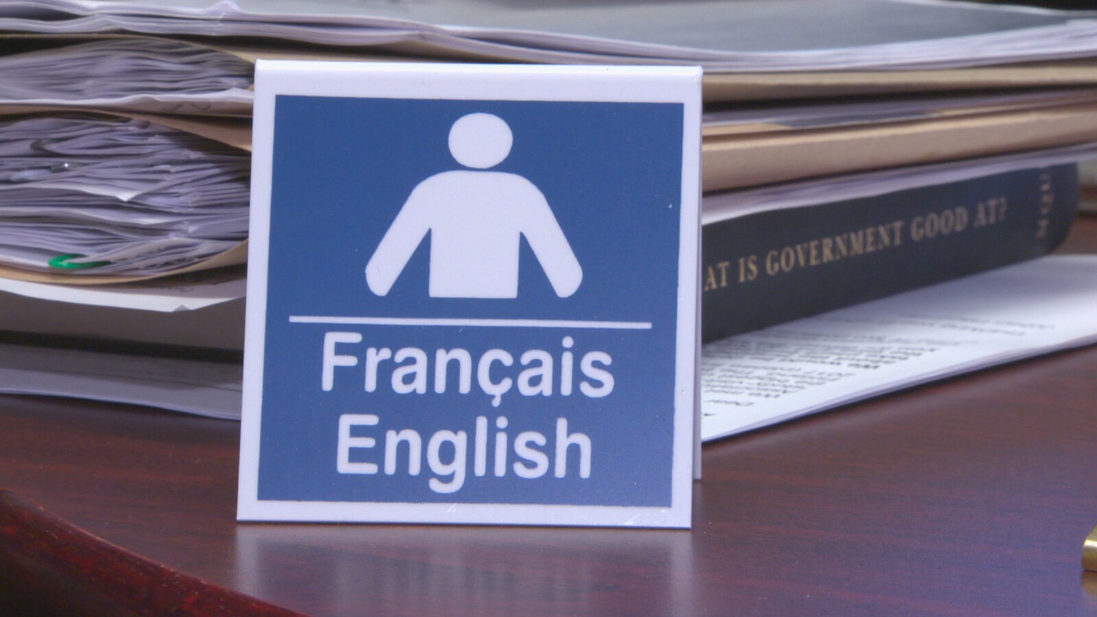 Un écriteau bilingue.